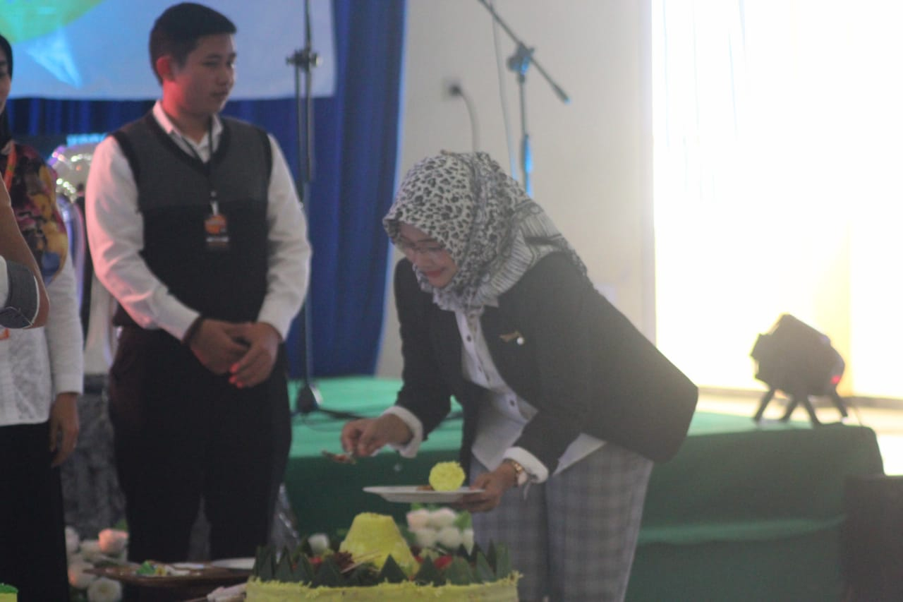 Pemotongan tumpeng dan kue tart yang diserahkan kepada Ketua BEM STIKes Kepanjen